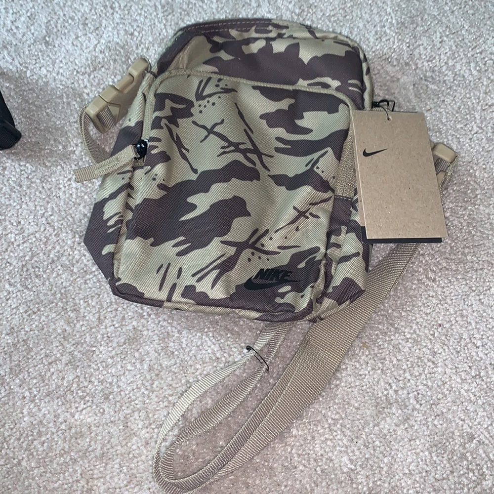Nike Heritage
Camo Crossbody Bag (4L) - Picture 9 of 9